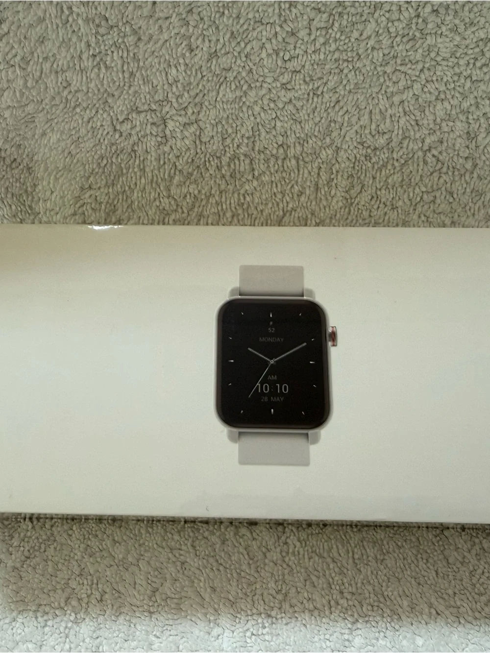 Smartwatch in White — Versatile Everyday Wear